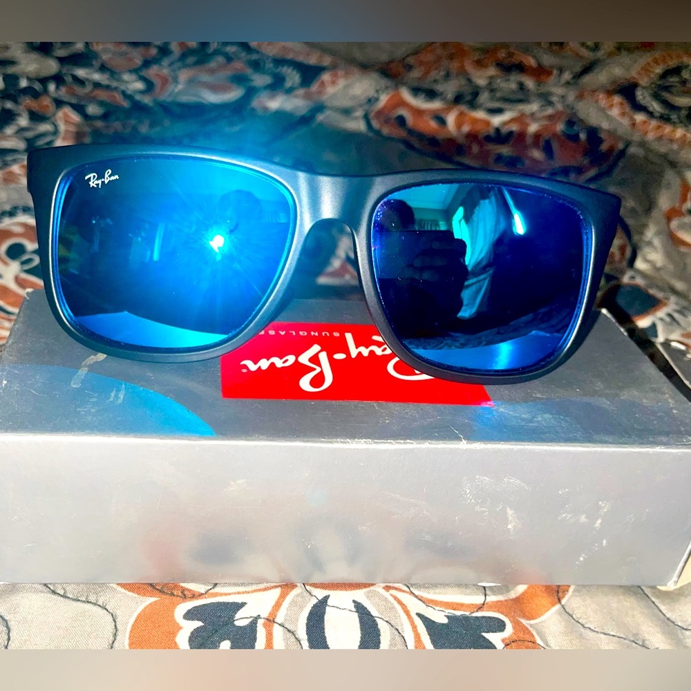 Pre-owned unisex authentic RAYBAN JUSTIN 58/17 BLUE FLASH just used twice!